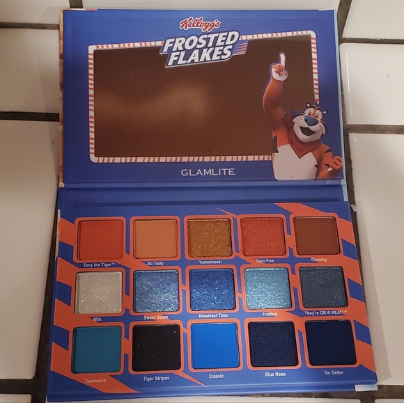 Glamlite × Frosted Flakes Eyeshadow Palette - Picture 2 of 5